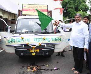 Read more about the article The agriculture minister showed a green flag to the departmental tableau for the pink bollworm management and awareness